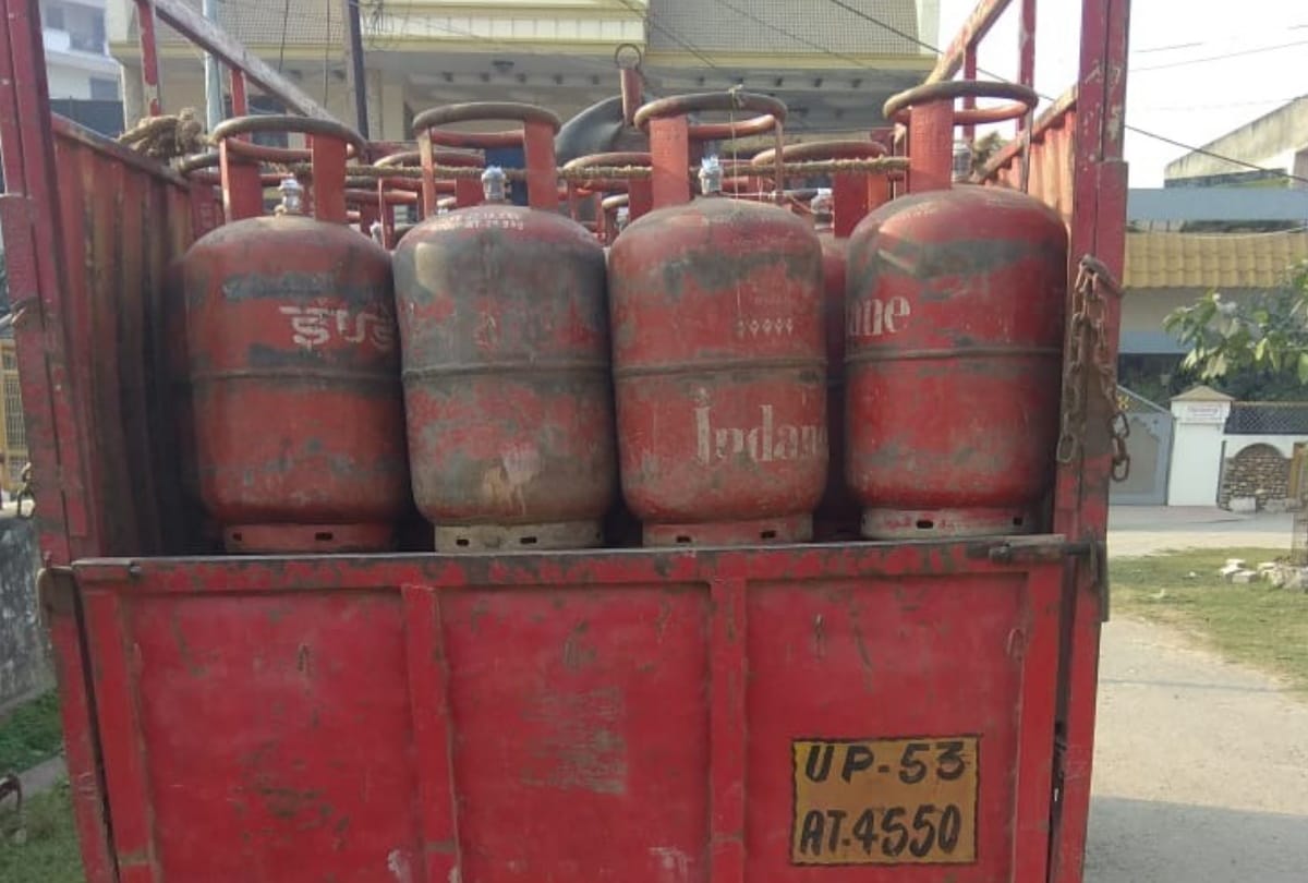 Truck full of LPG cylinder overturned on the highway