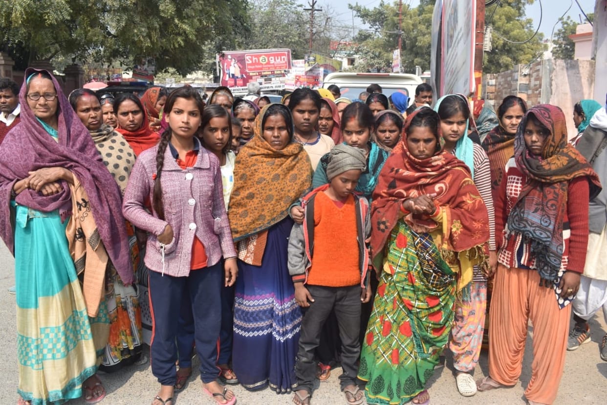 mahila pahunchee esapee ke yahaan, kahee maar daalenge poore parivaar ko ve log