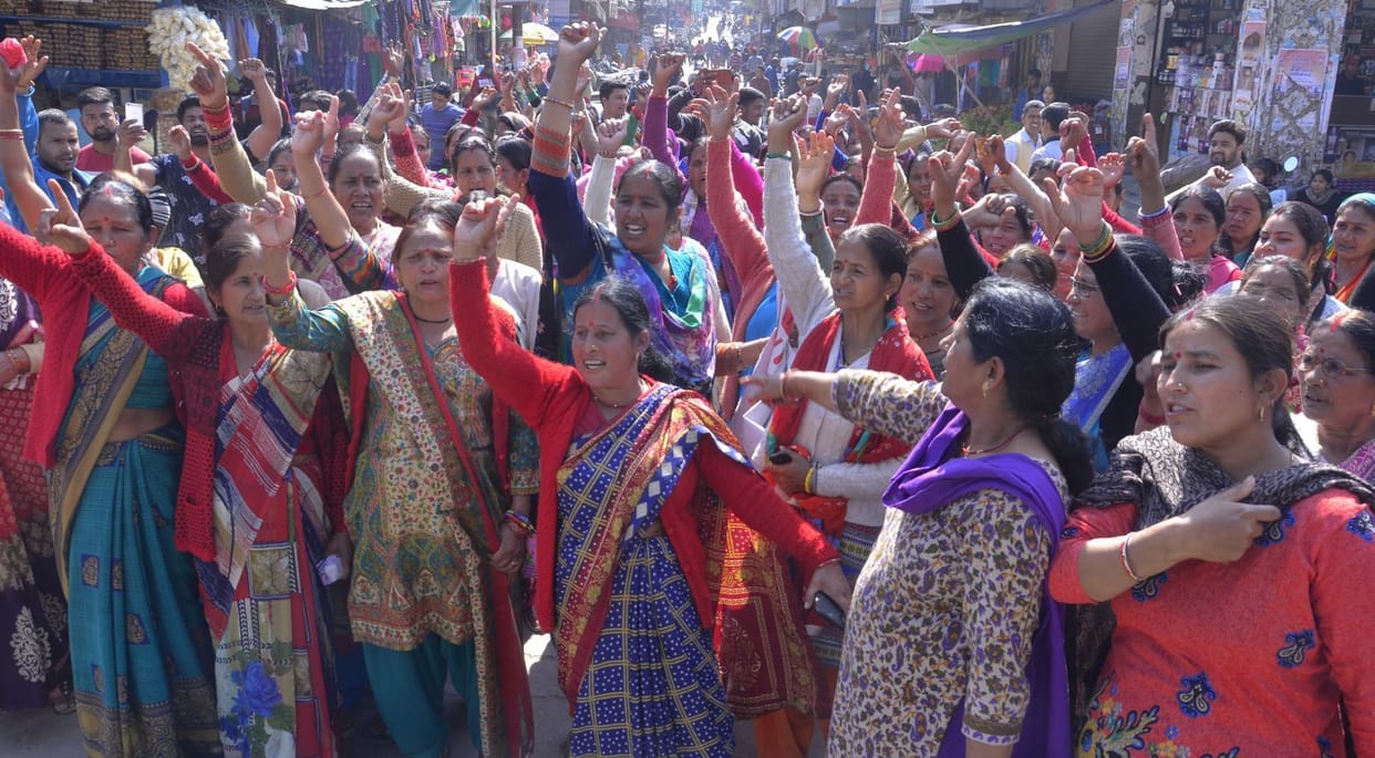 Women shouted in Srinagar with slogans of 'Paisa nahi rozgar do'