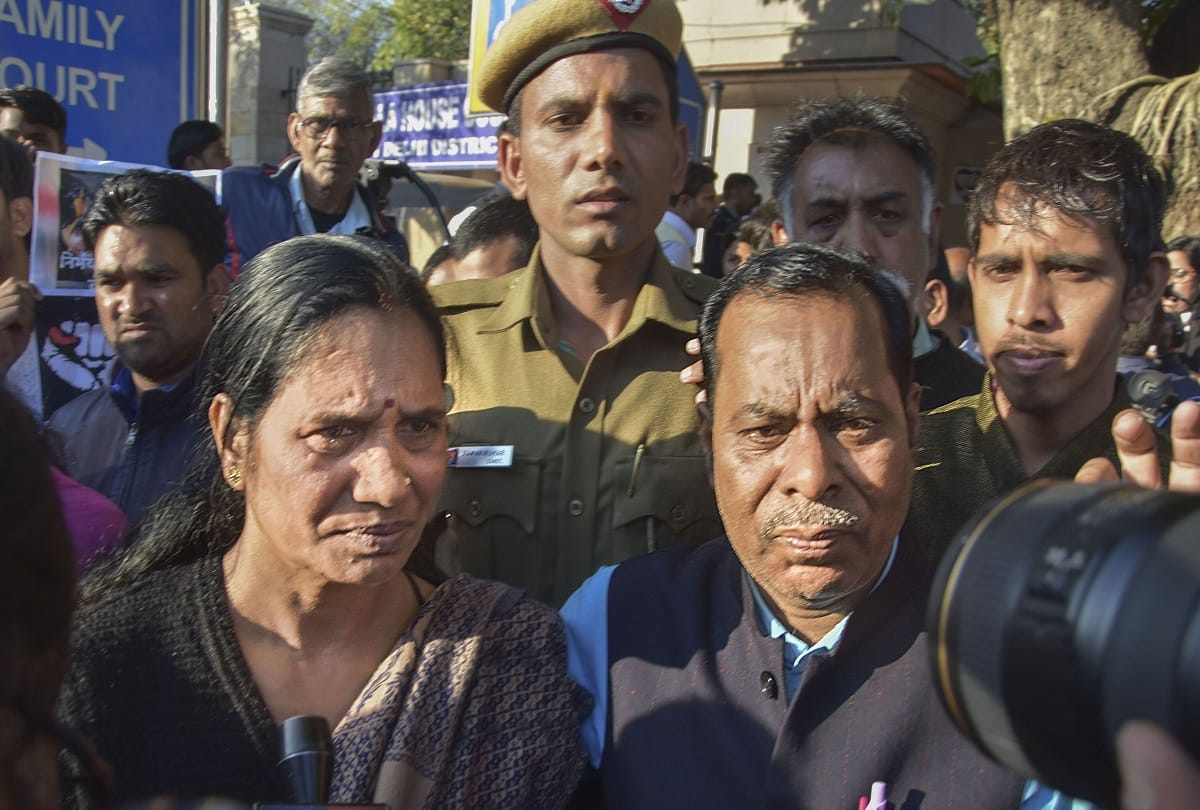 निर्भया की मां और पिता