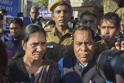 निर्भया की मां और पिता