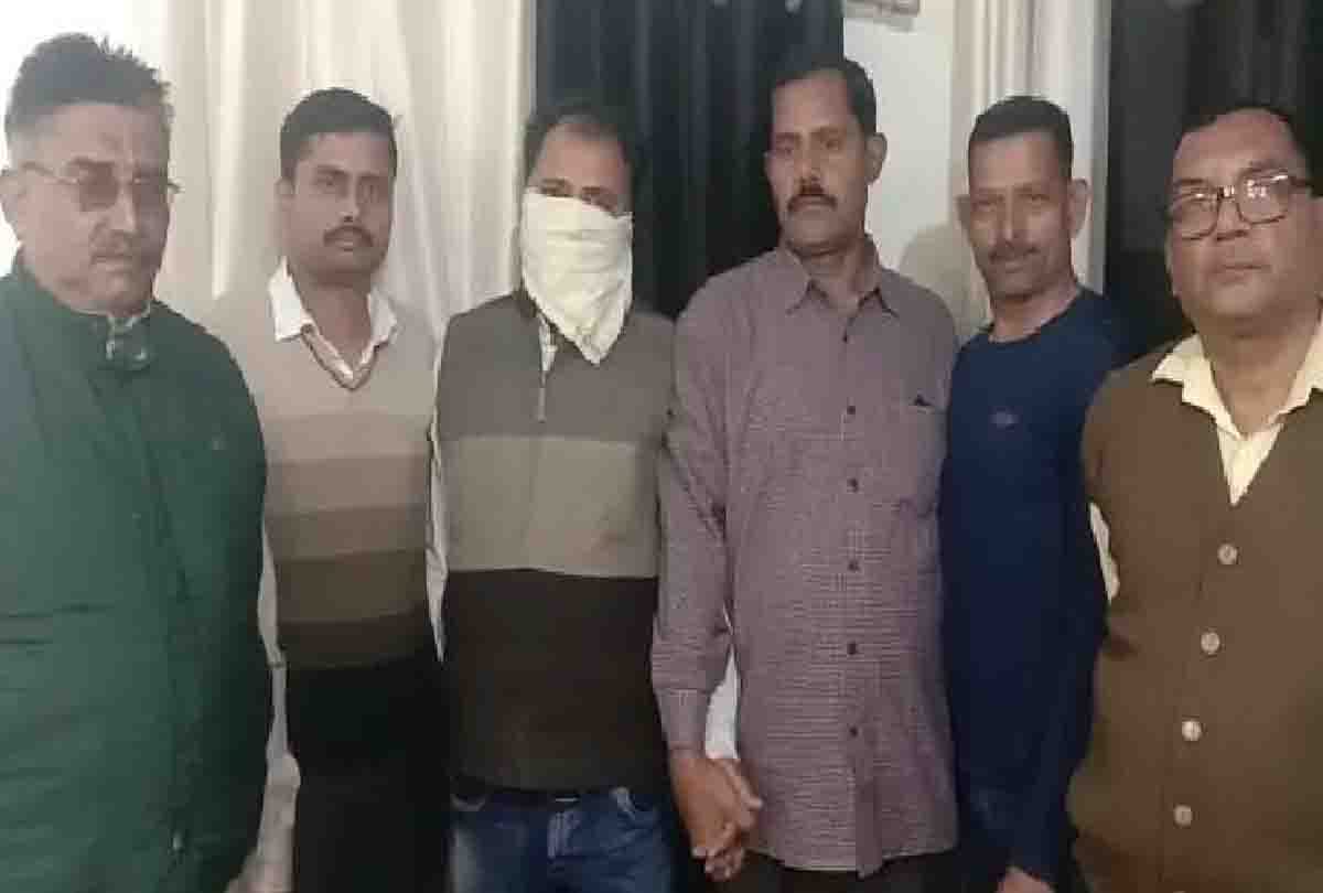 Anti Corruption Team caught policeman by taking bribe, took Lucknow with him