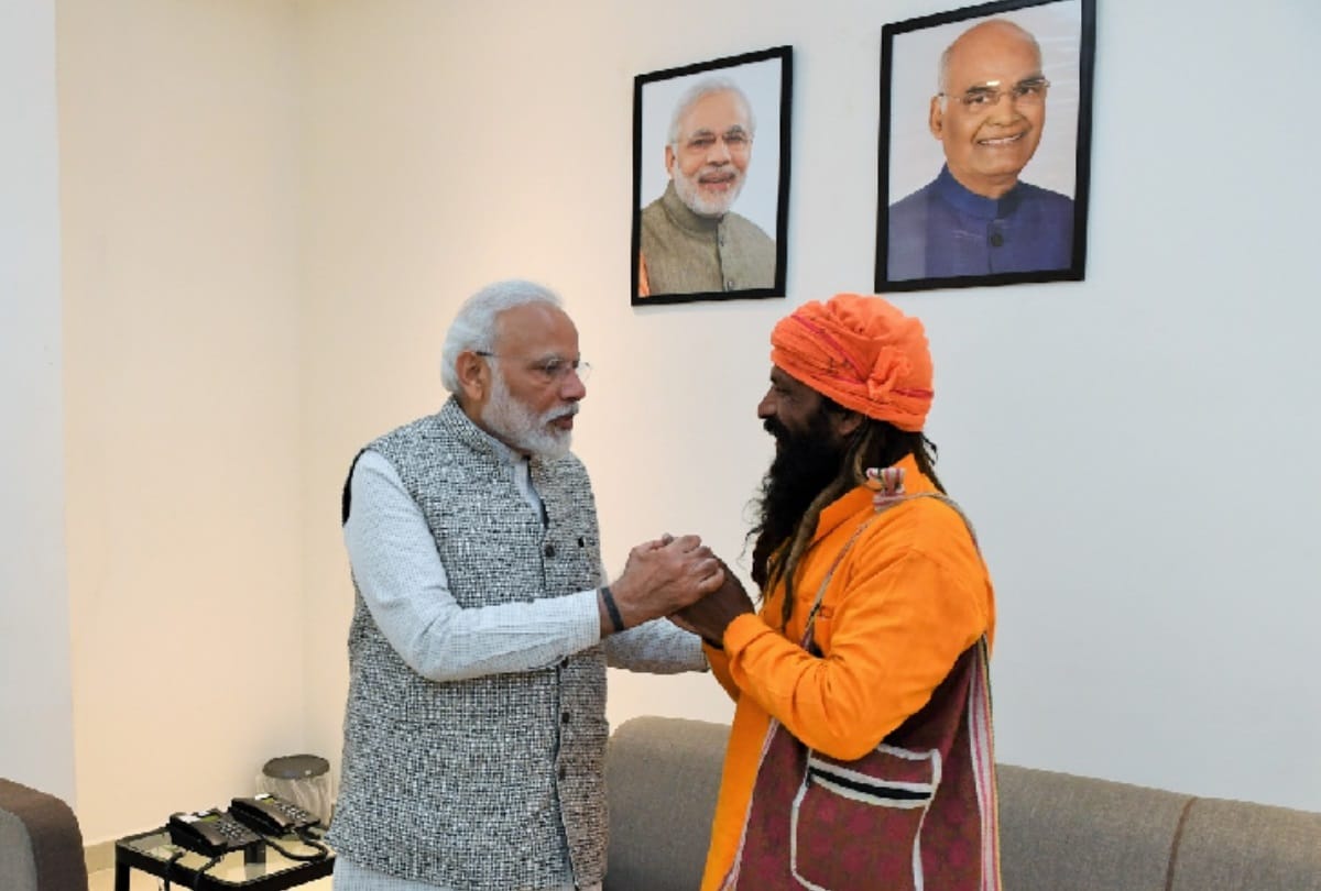 When Varanasi rikshaw driver meets PM modi who invited him for daughter marriage gets PM letter