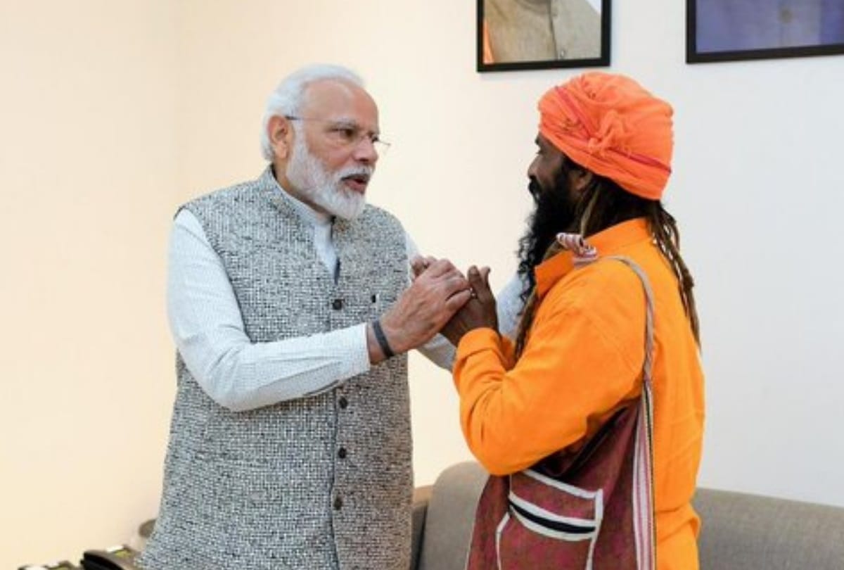 When Varanasi rikshaw driver meets PM modi who invited him for daughter marriage gets PM letter