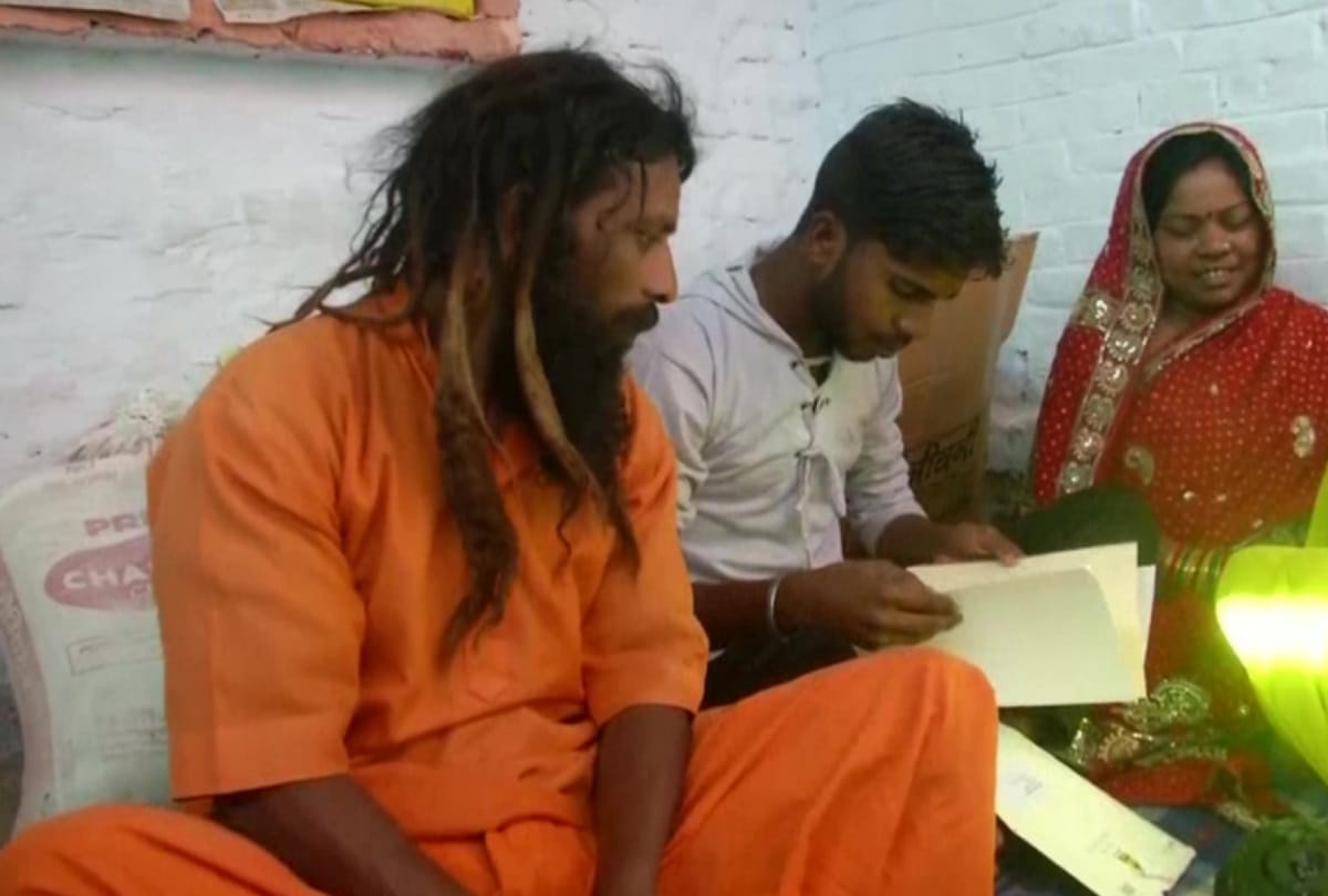 When Varanasi rikshaw driver meets PM modi who invited him for daughter marriage gets PM letter