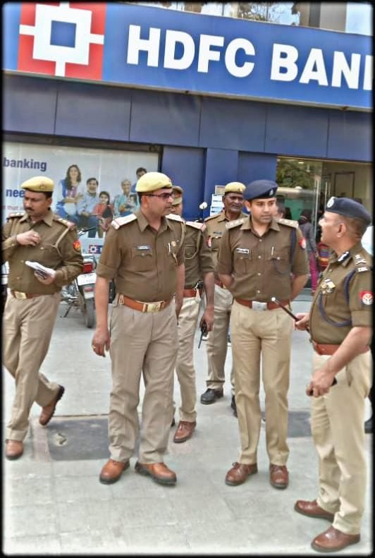 Police encircled the bank on the information of robbery in Prayagraj