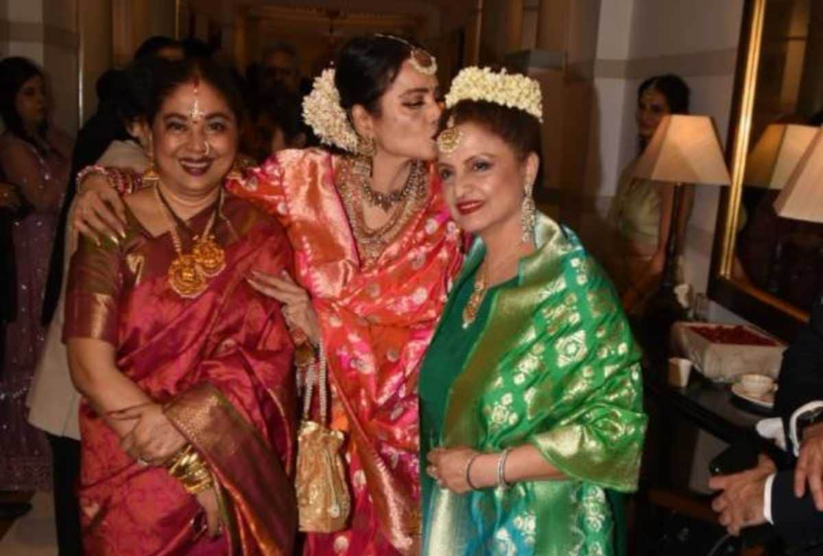 actress rekha spotted with her sister radha in an reception party