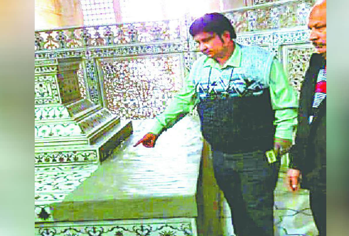 Donald Trump will wear velvet shoe cover at Taj Mahal