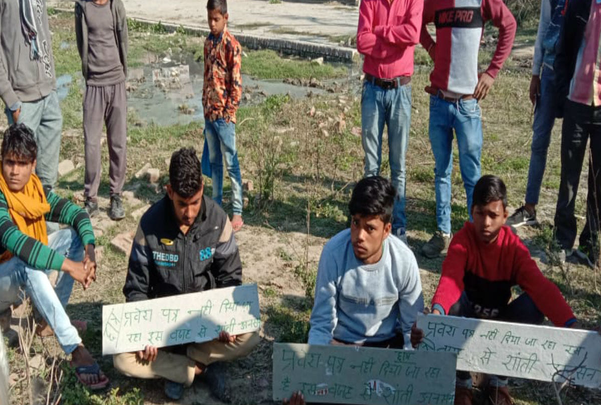 Highschool Student Protest For Admit Card For Exam At School