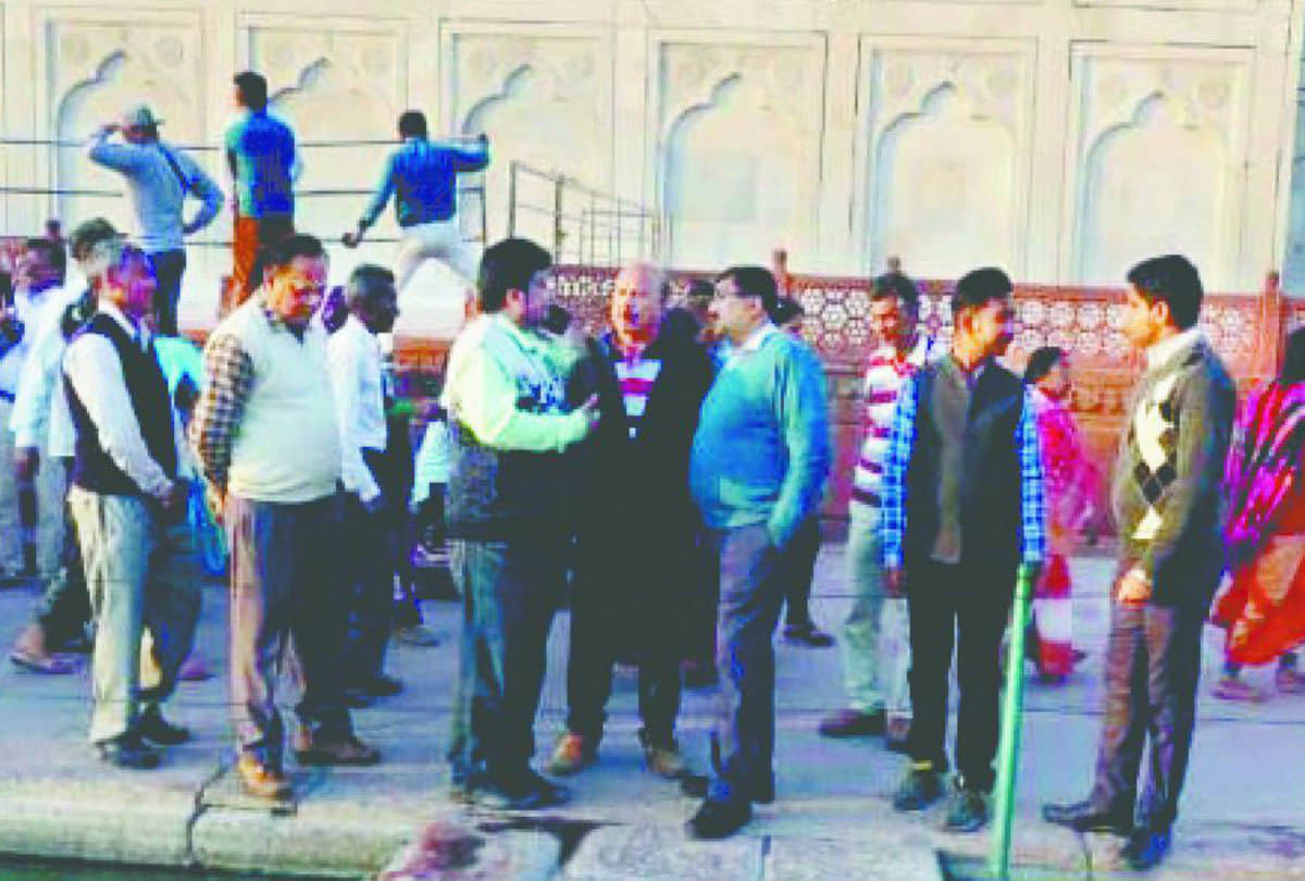 Donald Trump will wear velvet shoe cover at Taj Mahal