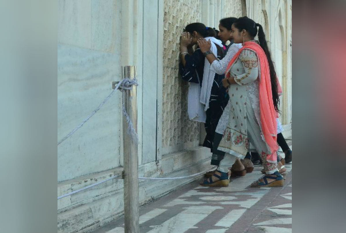Tajmahal Cleaning of Shahjahan Mumtaz Tombs With Mudpack for Trump