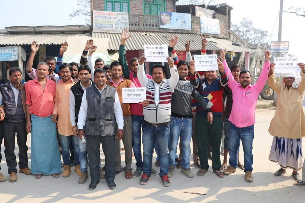 Villagers jammed the road, demonstrations
