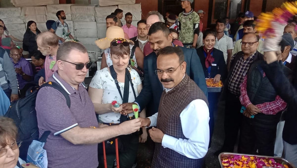 Vande Bharat celebrate first birthday railway earned from vande bharat cantt station varanasi
