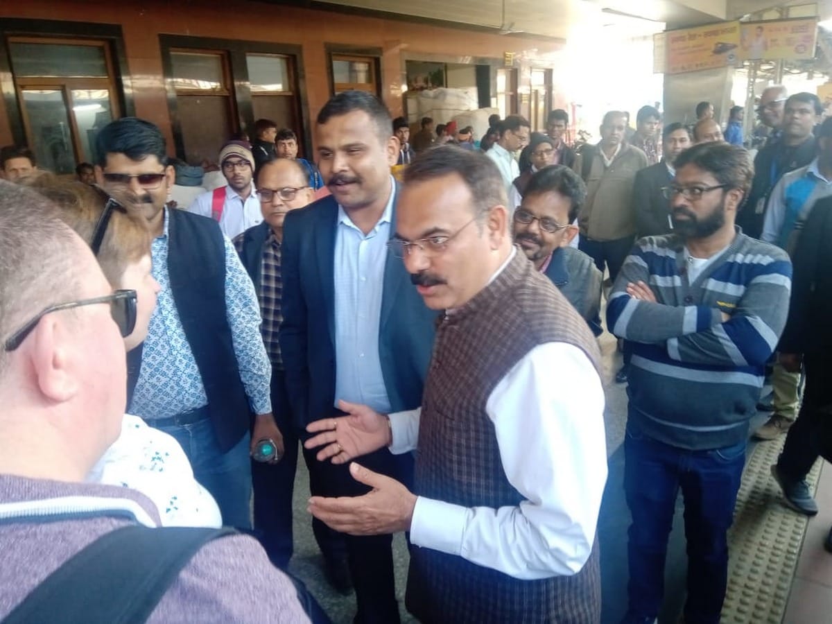 Vande Bharat celebrate first birthday railway earned from vande bharat cantt station varanasi