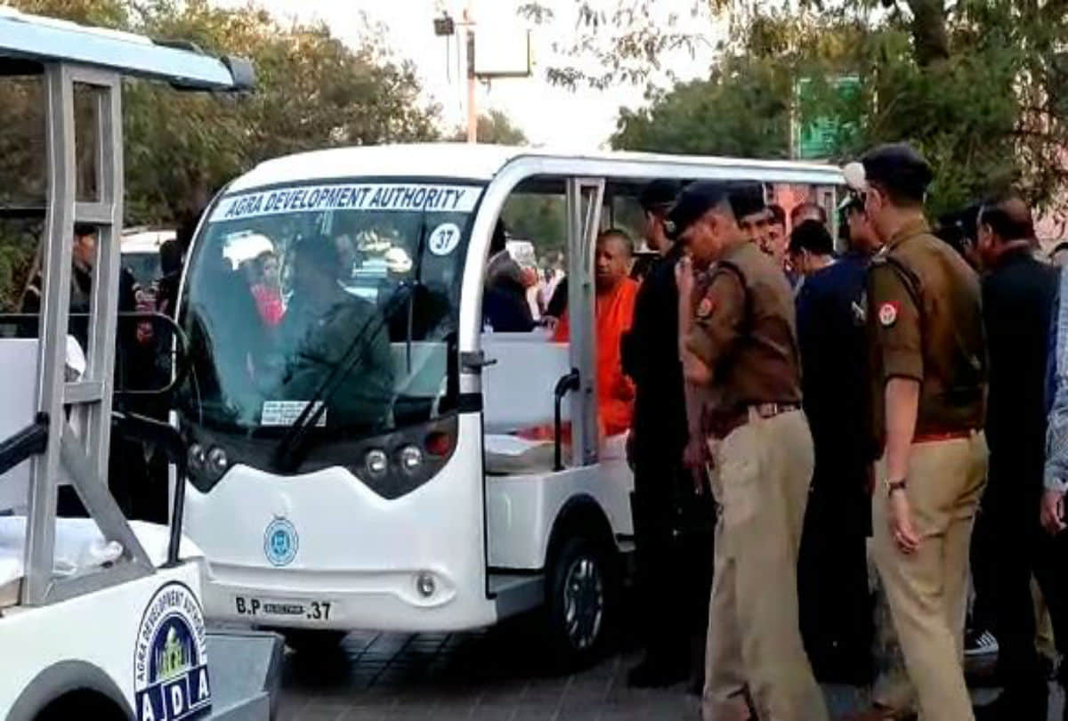 cm yogi adityanath got angry after see dust and dirt near Taj Mahal