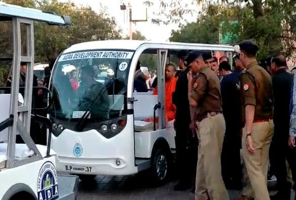 cm yogi adityanath got angry after see dust and dirt near Taj Mahal