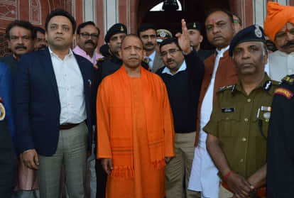 ताजमहल में मुख्यमंत्री योगी आदित्यनाथ