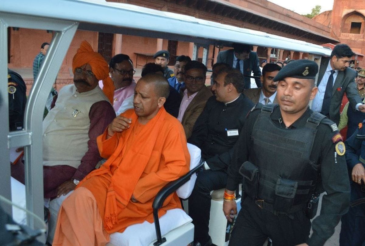 cm yogi adityanath got angry after see dust and dirt near Taj Mahal