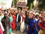 राबर्ट्सगंज तहसील के सामने प्रदर्शन करते चतरा ब्लॉक के धर्मदासपुर के ग्रामीण।