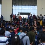 प्रदर्शन करते छात्र-छात्राएं।