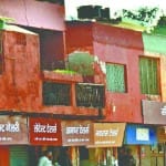 एक जैसे रंग की दुकानें