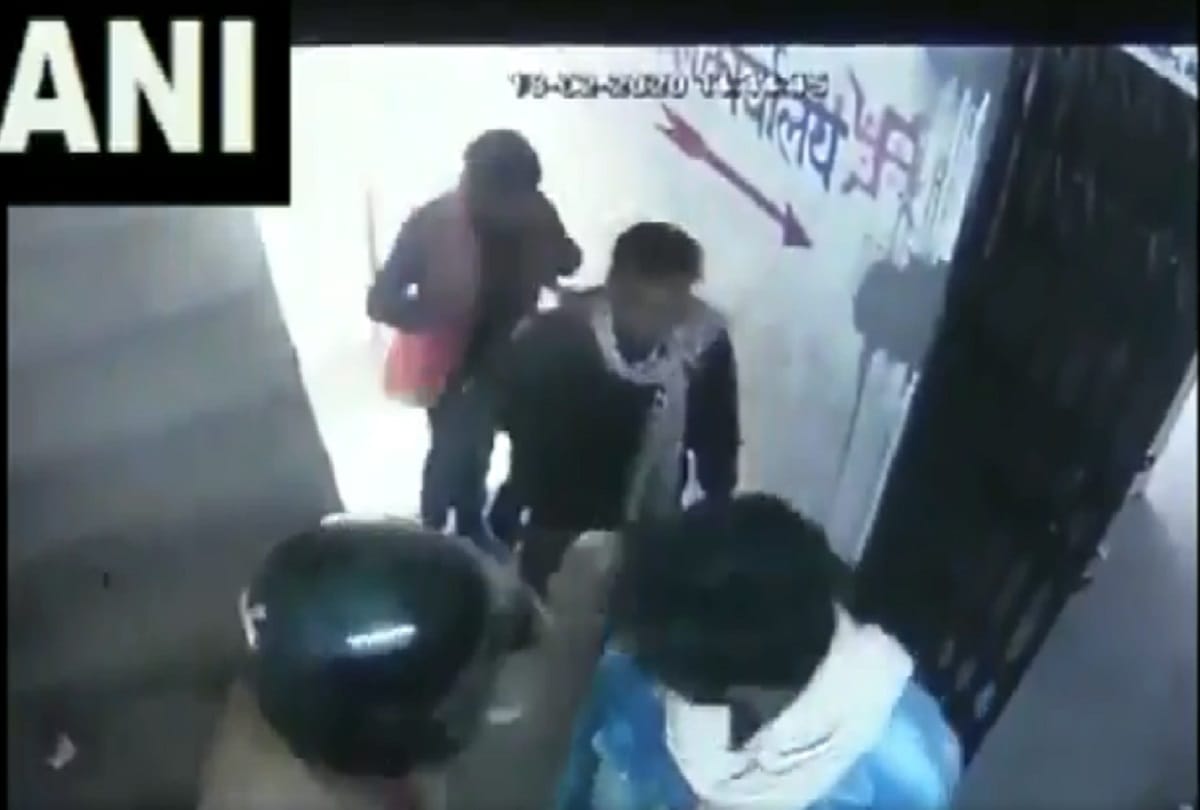 4 unidentified people rob Rs 8 lakh from a private bank in Muzaffarpur Bihar