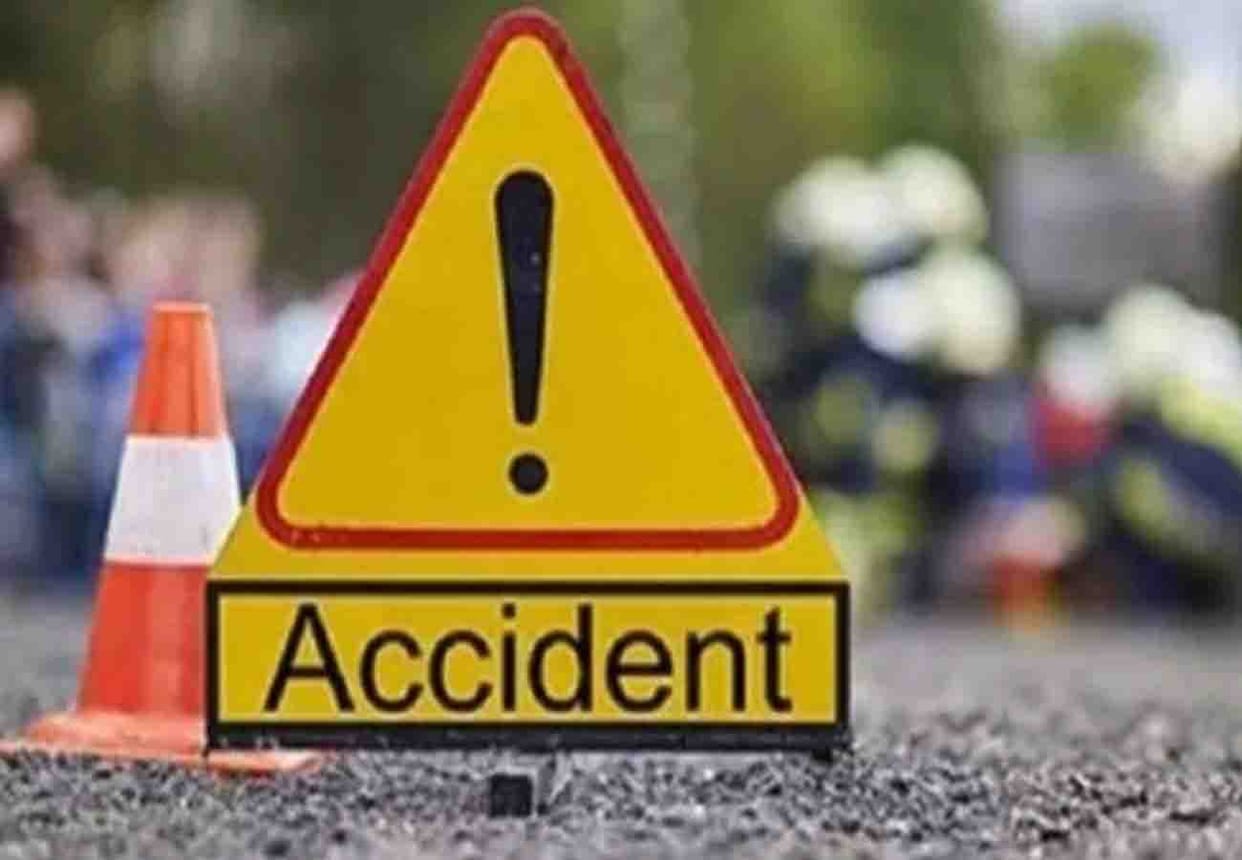 one died and five injured in road accident in mahoba