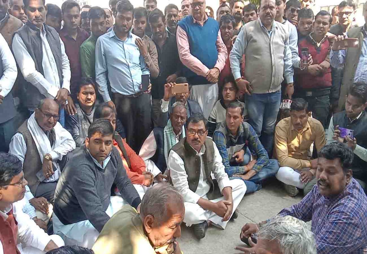 DDO did not hear the problem, then the village head sitting on a dharna in etawah