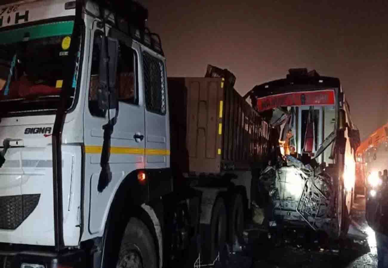 Bus collided with truck parked on Lucknow-Agra Expressway, 15 passengers died