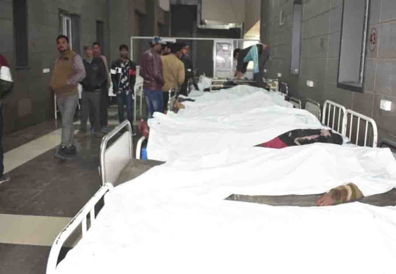 Bus collided with truck parked on Lucknow-Agra Expressway, 15 passengers died