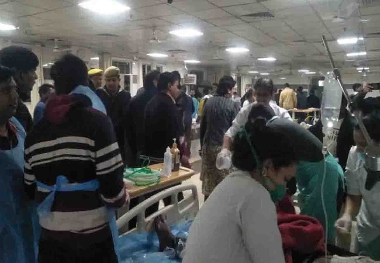 Bus collided with truck parked on Lucknow-Agra Expressway, 15 passengers died