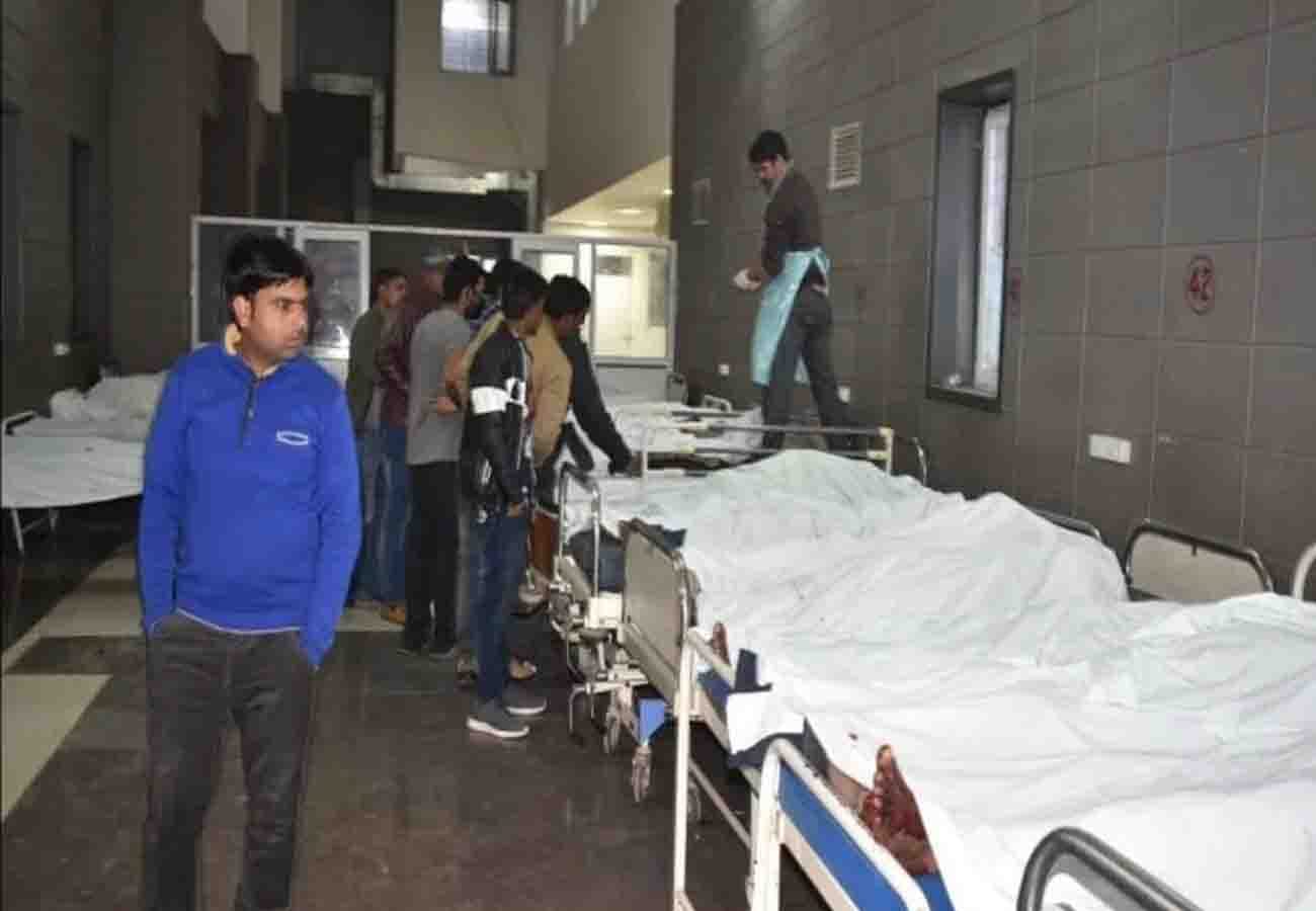 Bus collided with truck parked on Lucknow-Agra Expressway, 15 passengers died