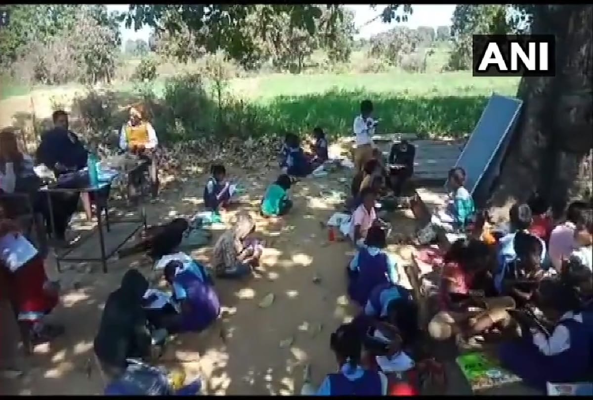 School is running without a building in Katni Madhya Pradesh, officials trust help