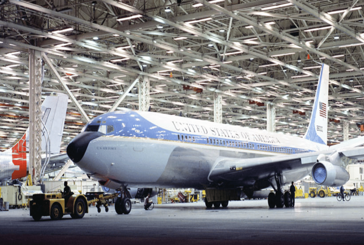 Air Force One aircraft carrying the us american President, know everything about it