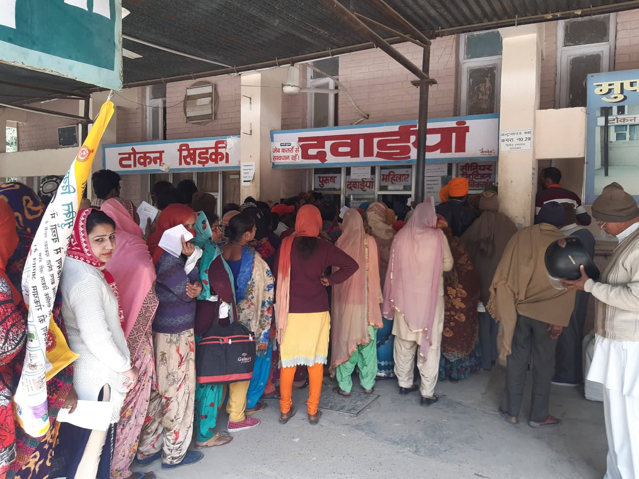 Uproar of patients over distribution of medicines to untrained youth, created video, hospital, patient, fatehabad