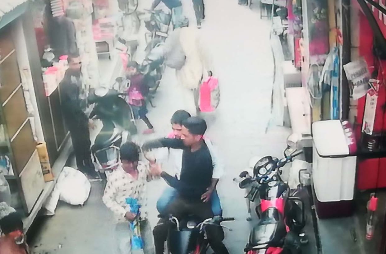 crapped three decoits by people, which running  a pounce 10 thousend rupees