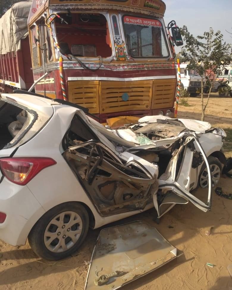 car breaks into tire truck, Young farmer dies, fatehabad