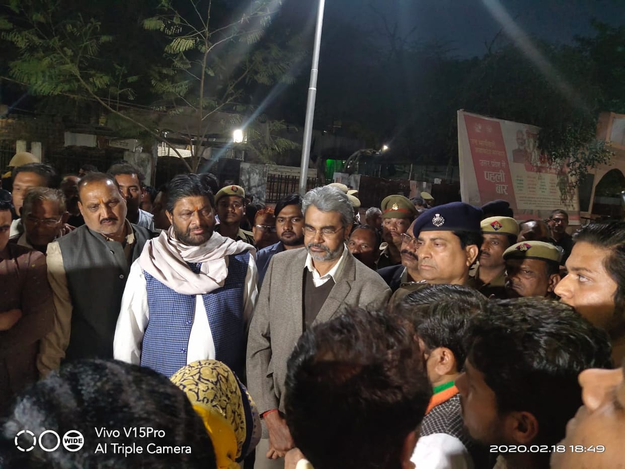 Political croud in city hospital