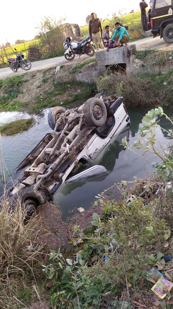 Uncontrolled bolero overturned by falling into the water filled in the pit
