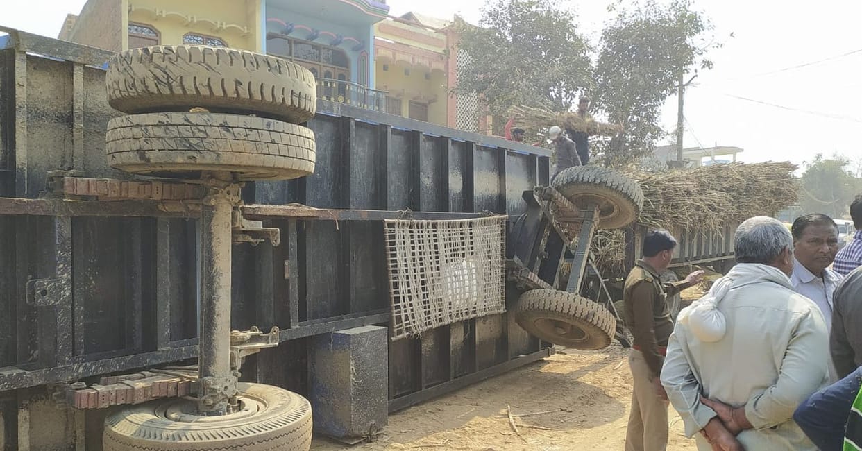 Overload trola overturns, locals block road