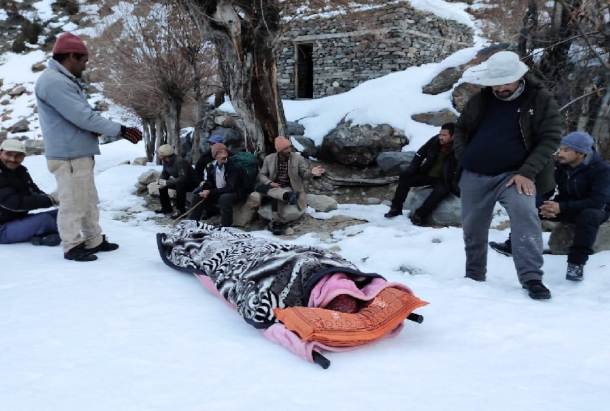 Sick woman lifted on stretcher for seven km in snow and reached hospital