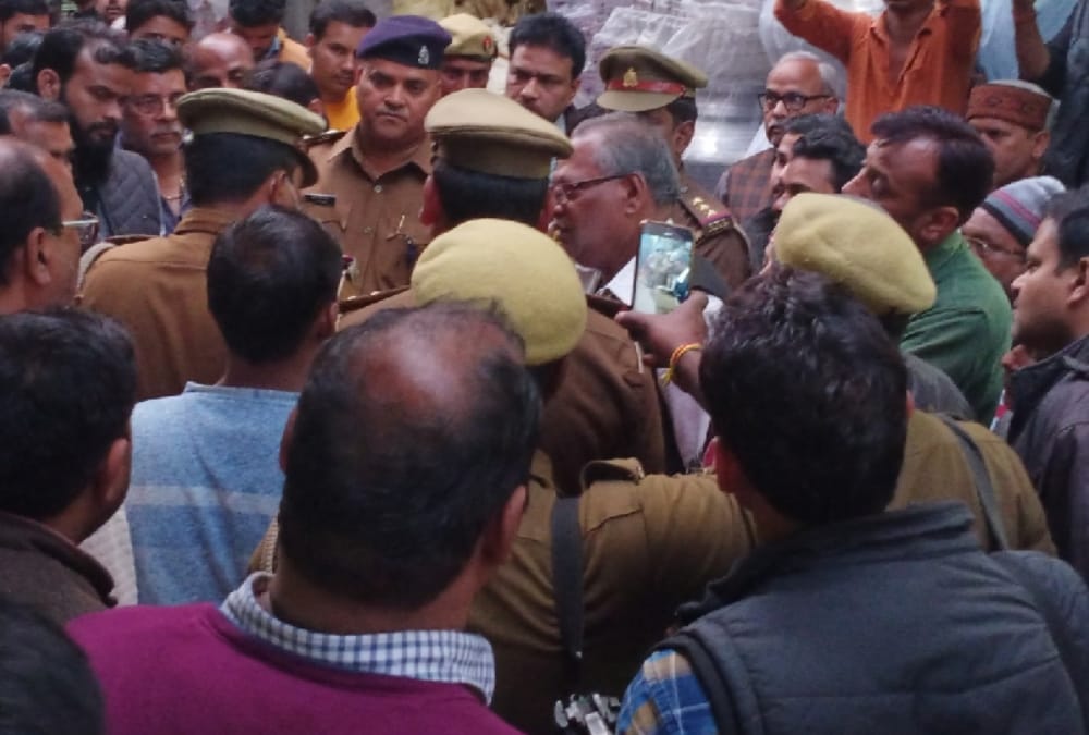 15 lakh theft from jewellery shop in Raebareli.