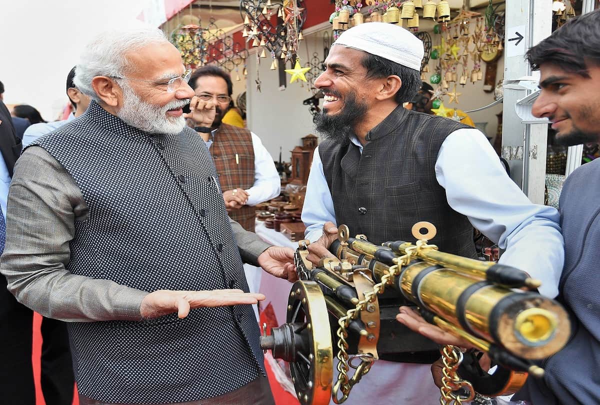 Prime Minister Narendra Modi has share on Twitter and Facebook of tea photo