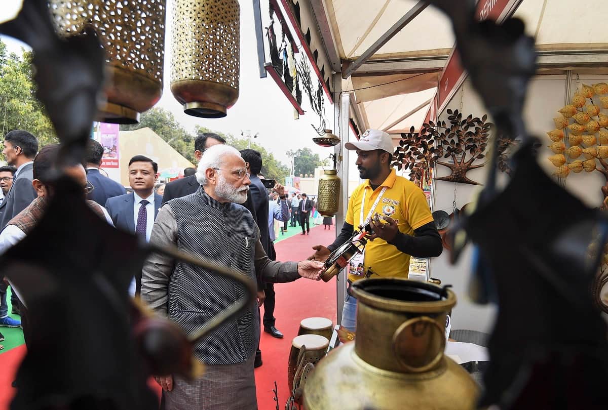 Prime Minister Narendra Modi has share on Twitter and Facebook of tea photo