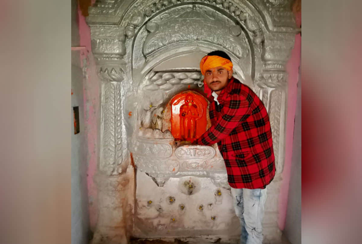 Hanuman devotee muslim man climbed the mobile tower to hug Hindu-Muslim in Mainpuri karhal