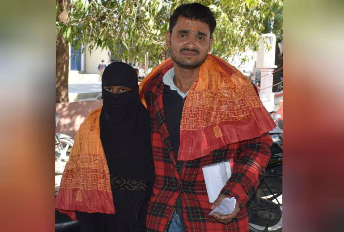 Hanuman devotee muslim man climbed the mobile tower to hug Hindu-Muslim in Mainpuri karhal