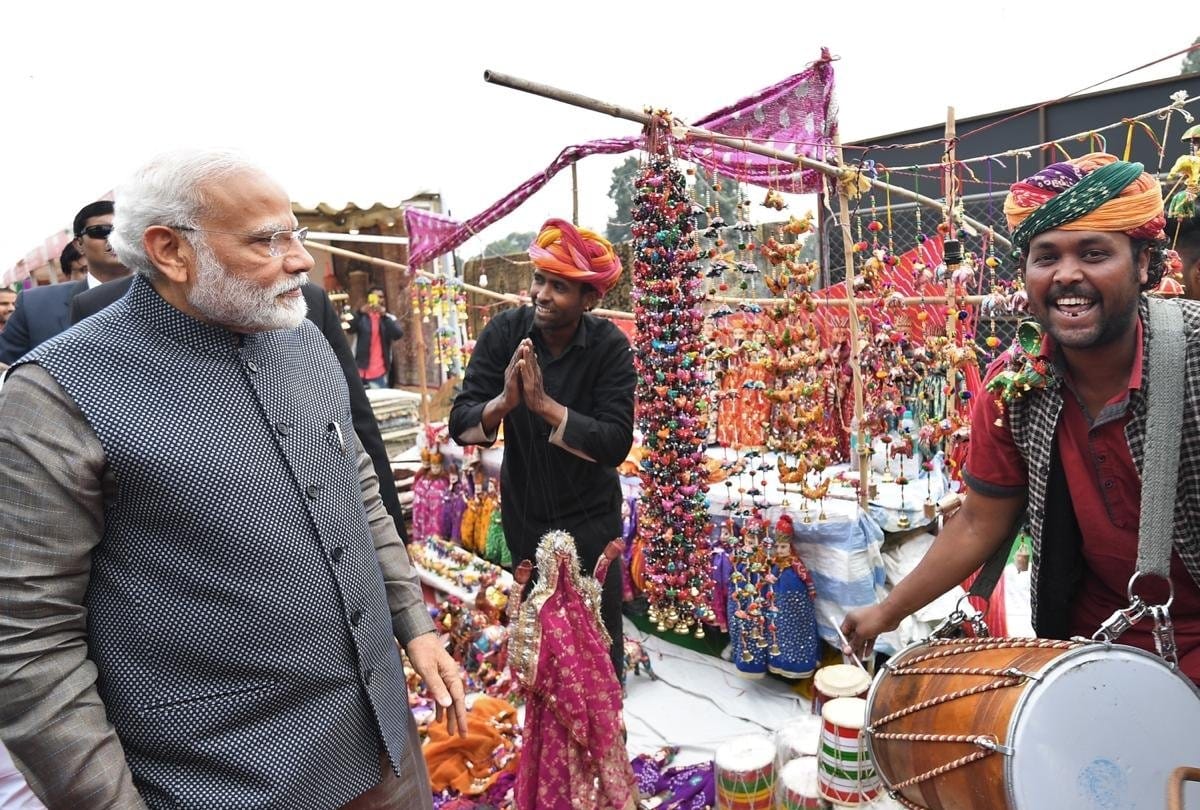 PM Modi took tea at Meerut Rehan stall, paid forty rupee