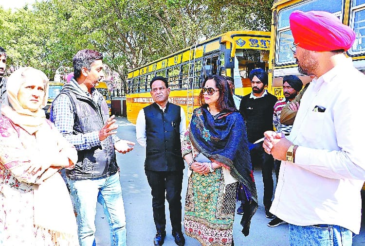 drivers running school buses without driving licence in chandigarh