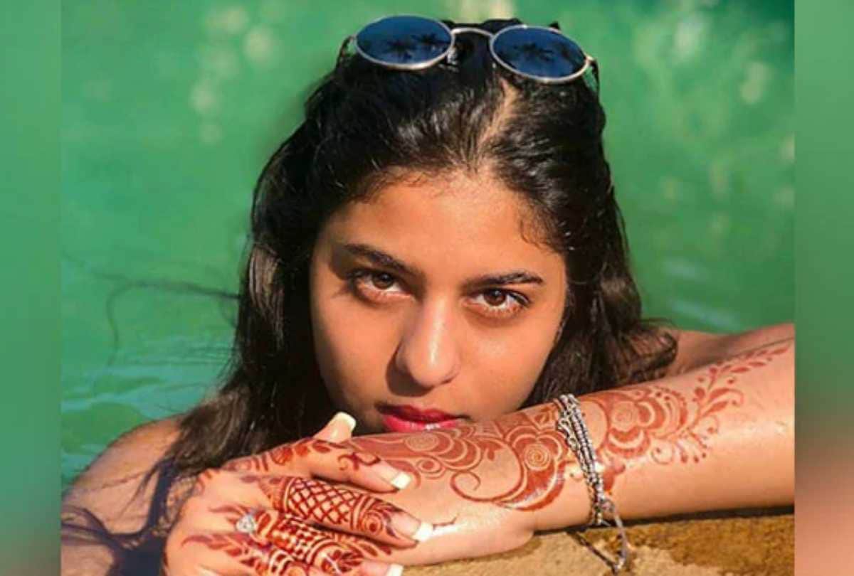 suhana khan new photo viral in swimming pool