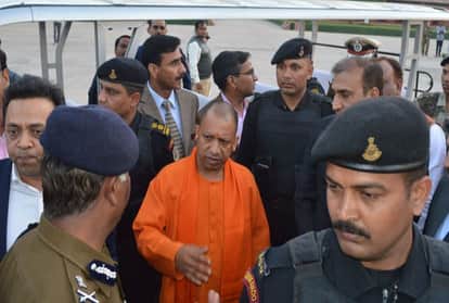 ताजमहल को जाते मुख्यमंत्री योगी साथ में अधिकारीगण